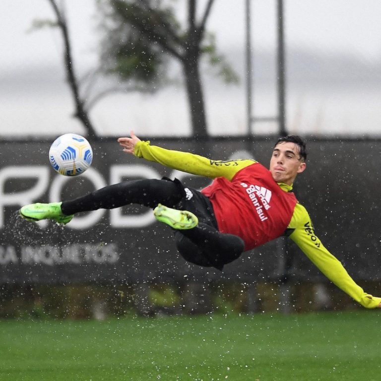 Botafogo está de olho no lateral Saravia, ex-Internacional