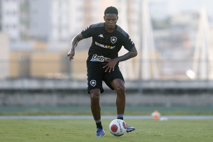 Lucas Mezenga é afastado do Botafogo para tratar trombose