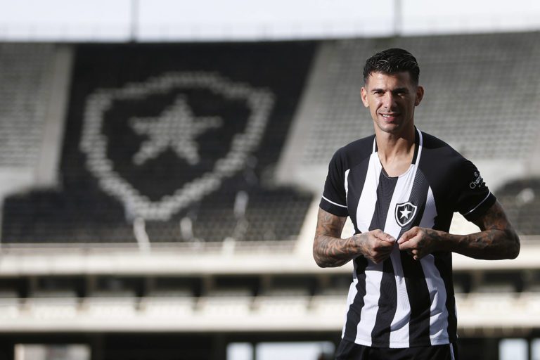 Victor Cuesta exalta acerto com o Botafogo