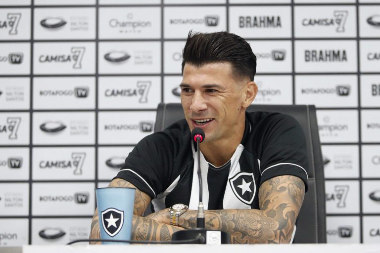 Zagueiro Victor Cuesta é apresentado no Botafogo