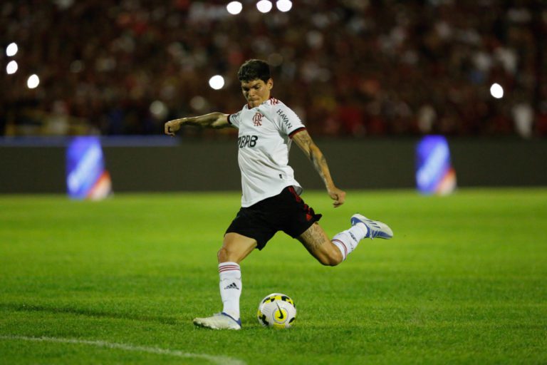 Paulo Sousa fala sobre estreia de Ayrton Lucas no Flamengo