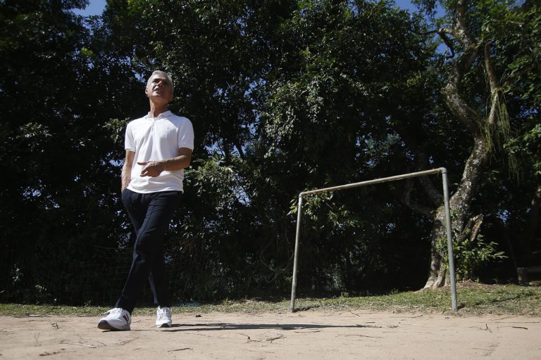 Luís Castro aproveita dia de folga e visita cidade natal de Garrincha