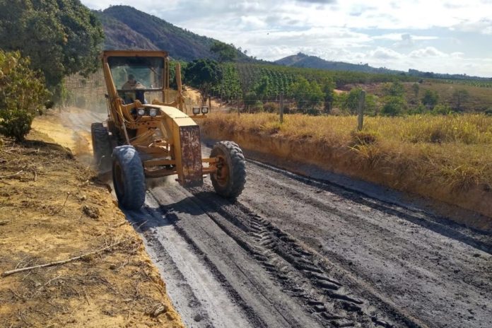 Prefeitura recupera estrada na região de Santo Hilário com aplicação de Revsol