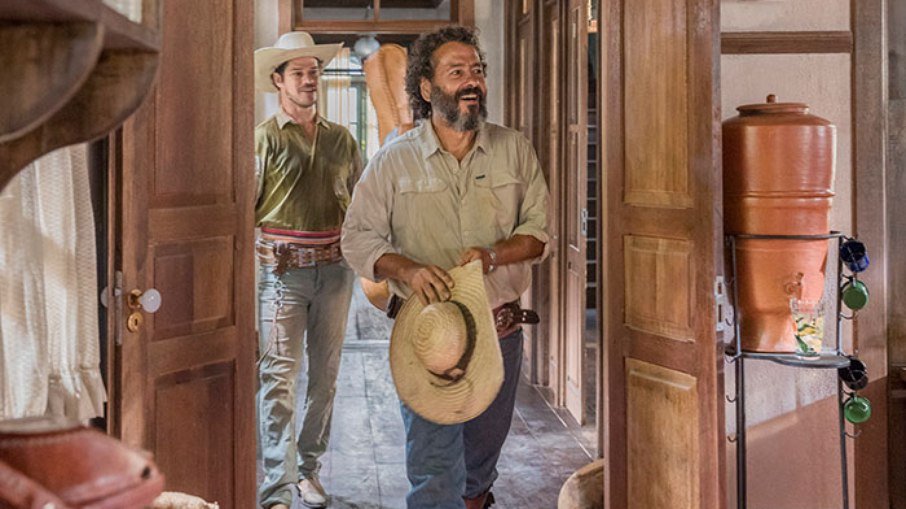 Tadeu (Zé Loreto) e Zé Leôncio (Marcos Palmeira) na cozinha de 'Pantanal'