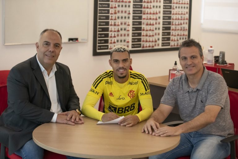 Flamengo renova com lateral Matheuzinho até dezembro de 2026