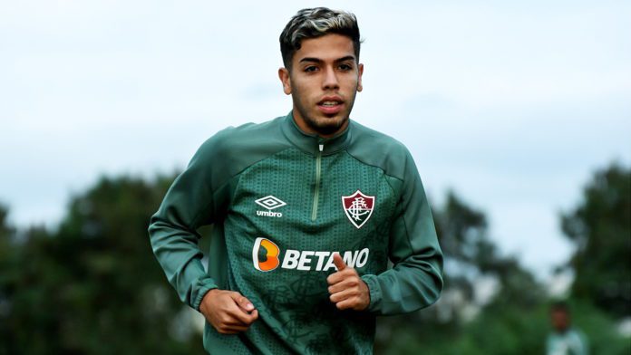 Meia do Fluminense, Nonato projeta duelo contra o Cruzeiro pela Copa do Brasil