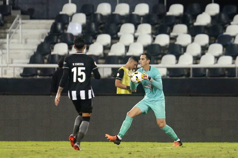 Gatito Fernández lamenta derrota do Botafogo e enxerga bom primeiro tempo da equipe