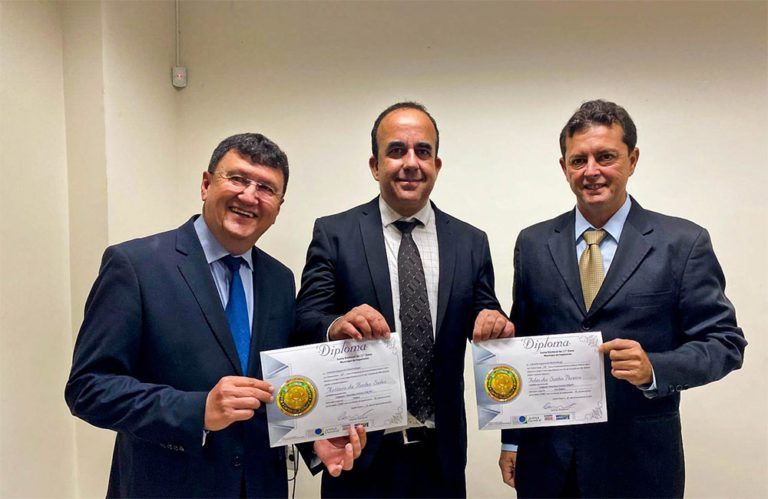 Vídeo: Prefeito e vice são diplomados em Itapemirim e multidão festeja em frente ao Fórum