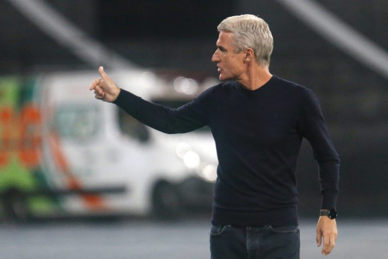 Luís Castro destaca versão ofensiva do Botafogo contra o Athletico-PR