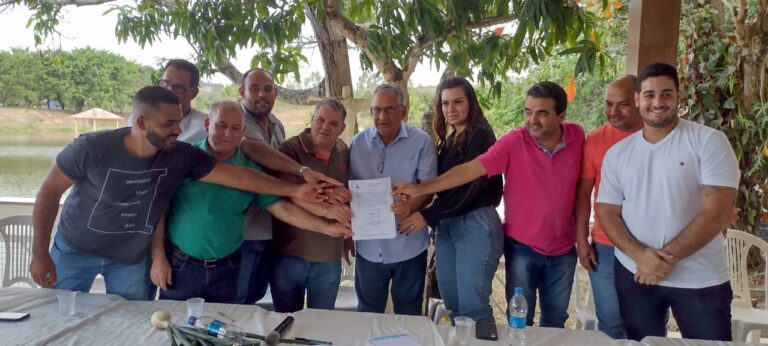 Enivaldo assina ordem de serviço para pavimentação da estrada da Secadeira a Vermelha 