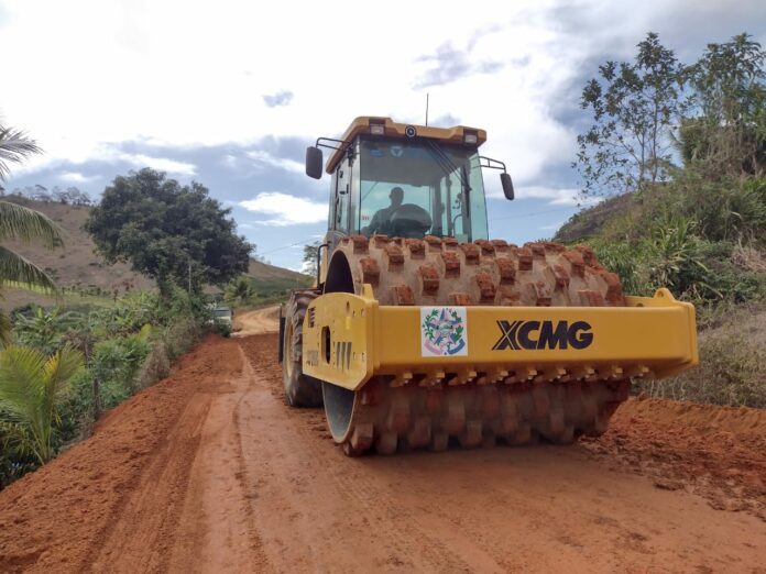 Força-tarefa da SEMTE promove cascalhamento de 4 km de estrada no Denzol, interior de Paulista