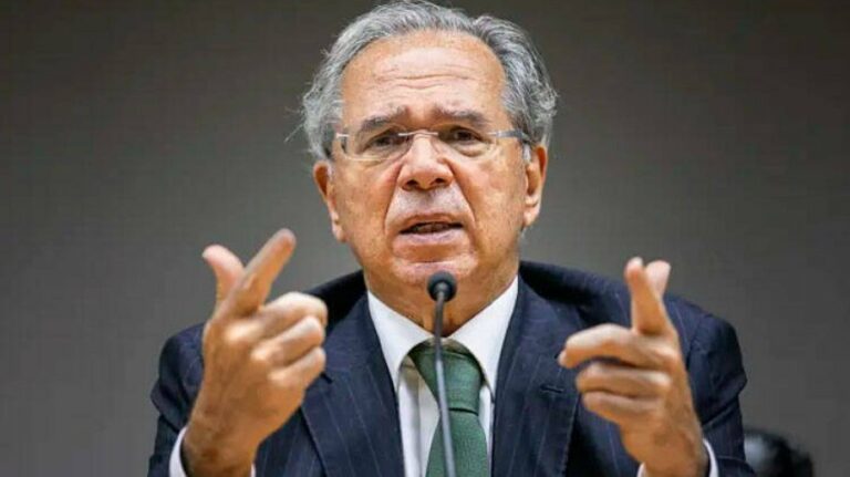 Guedes quer usar taxação para bancar programa de transferência de renda em 2023