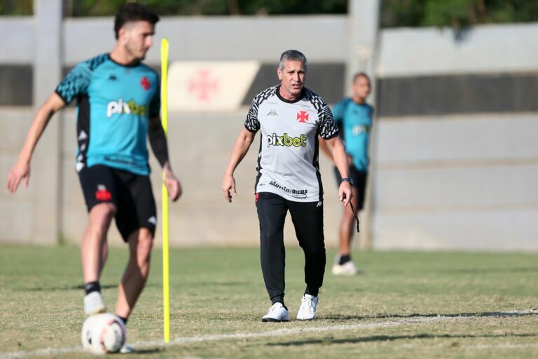 Jorginho tem desafio de trabalhar os jovens no Vasco