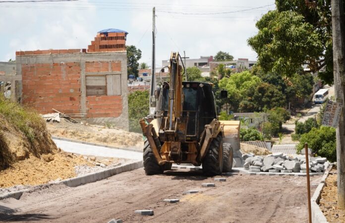 OBRAS DE PAVIMENTAÇÃO NO BAIRRO COLINA SEGUEM EM RITMO ACELERADO