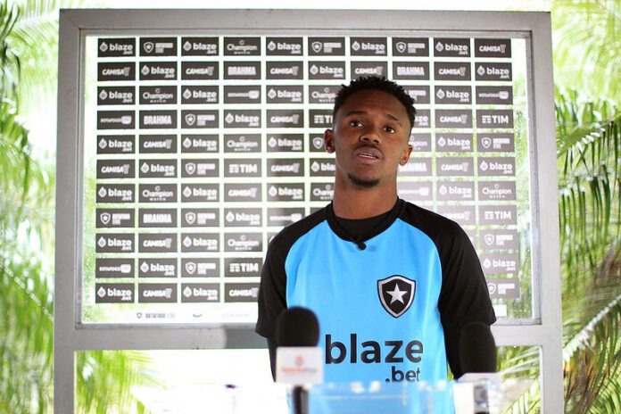 Atacante Jeffinho lamenta tropeços do Botafogo no Nilton Santos