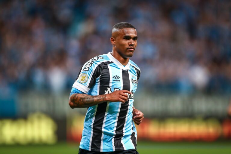 Botafogo nega conversa pela contratação de Douglas Costa: “Não estamos negociando”