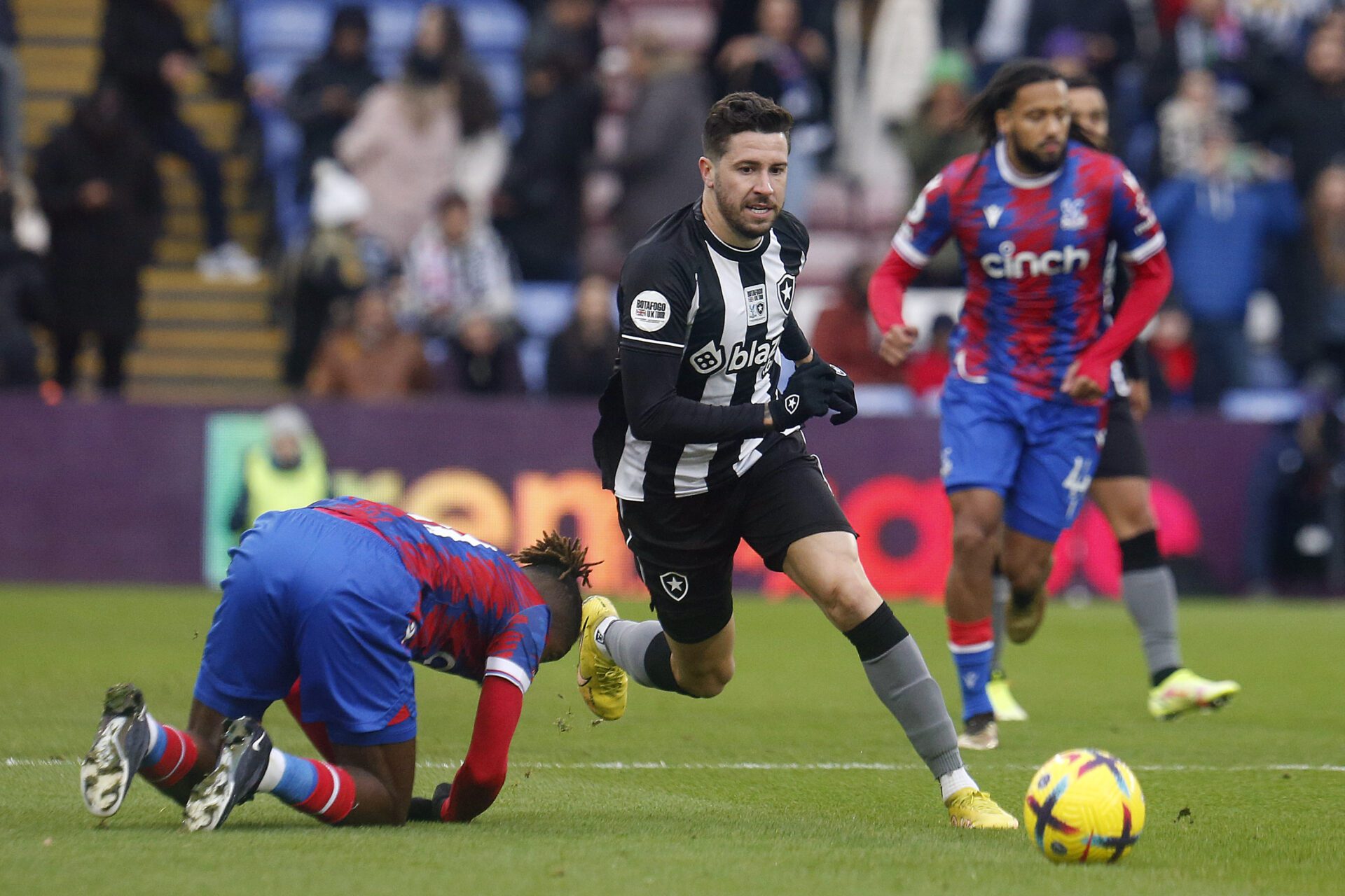 Mesmo com um jogador a mais, Crystal Palace fica só no empate com