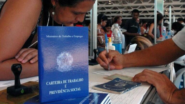 Criação de empregos com carteira assinada cai na comparação anual