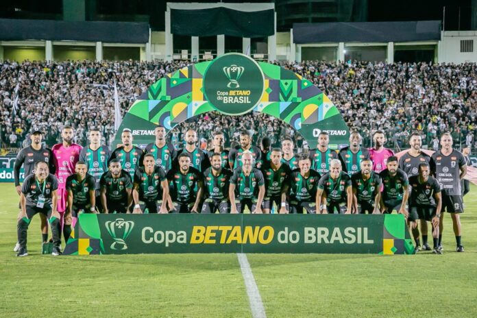 Autor do segundo gol do Maringá comemora vantagem sobre o Flamengo