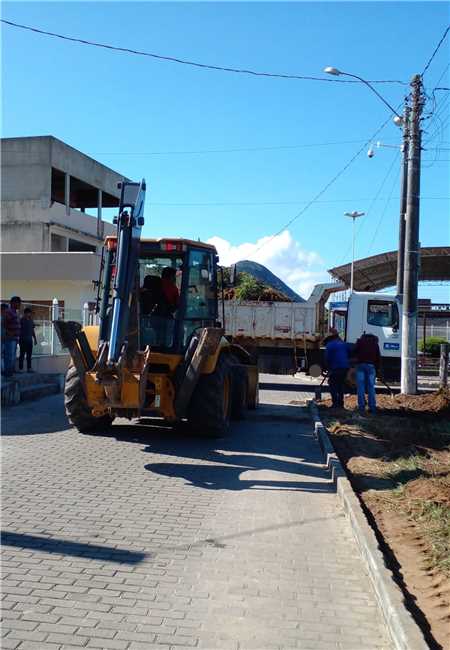 SERVIÇOS COM FOCO NA LIMPEZA E REMOÇÃO DE ENTULHOS POR TODA A CIDADE 