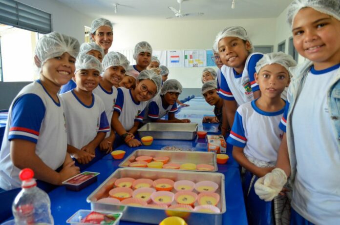 Alunos de escola do Guaxe produzem biscoito de polvilho e bolo de fubá para o Dia das Mães   		