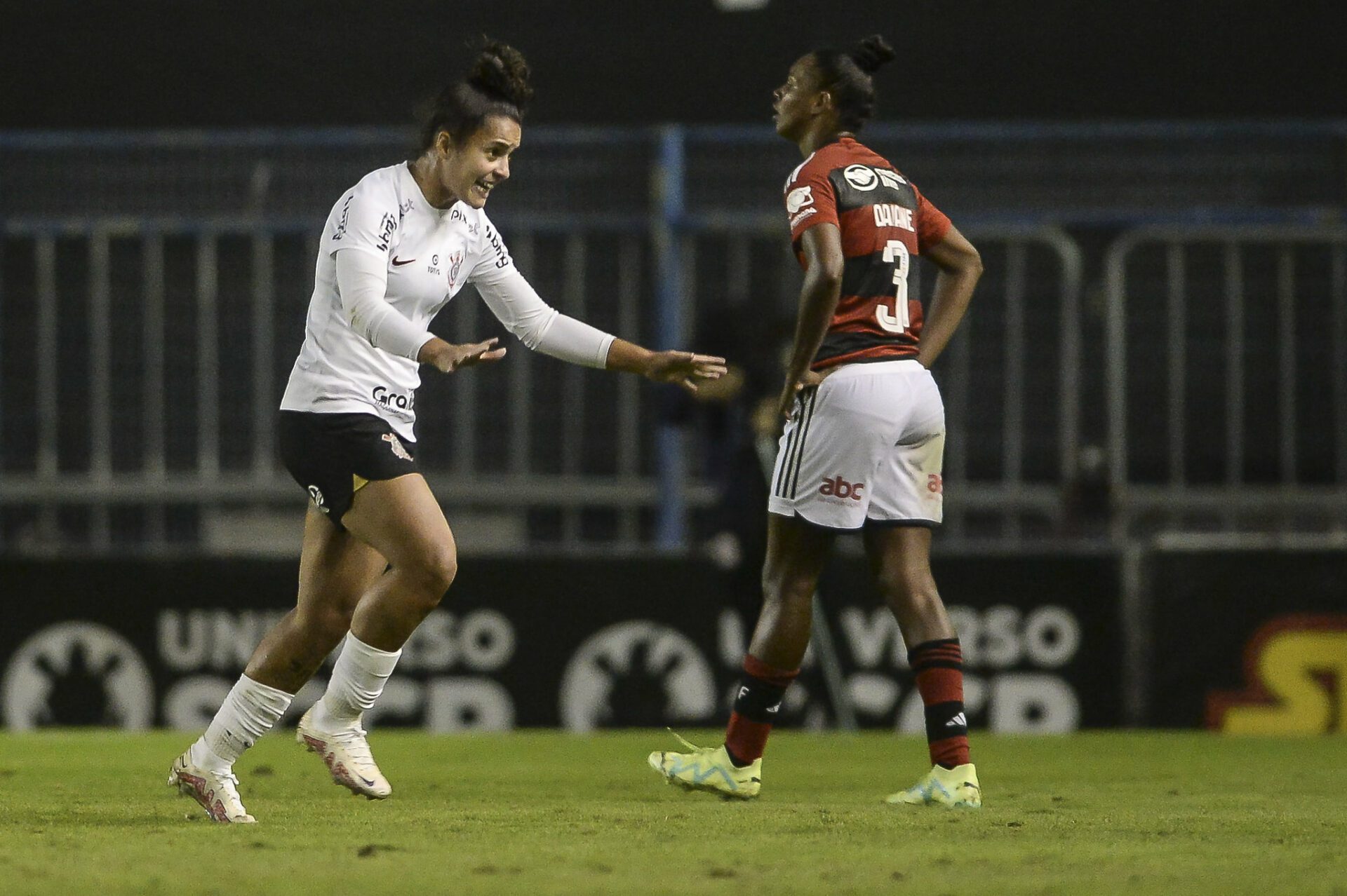 Corinthians goleia a Portuguesa na Fazendinha e assume a liderança