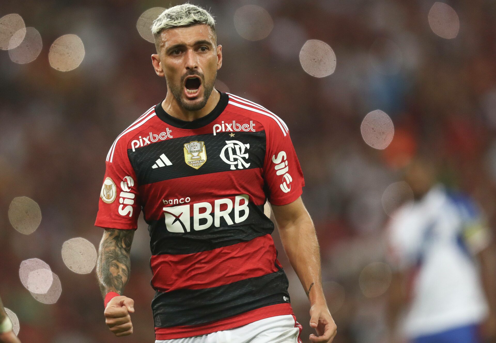 Arrascaeta brilha em vitória do Flamengo e leva rubro-negros ao